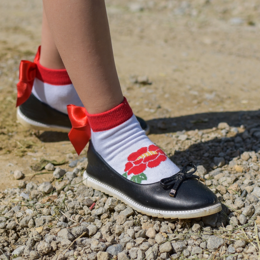 DĚTSKÉ folkové ponožky s červenou mašlí